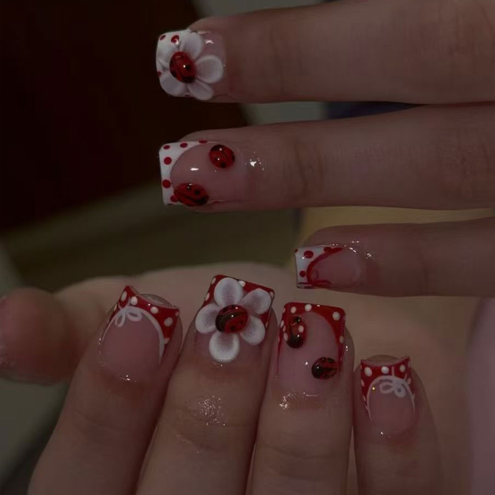 Nail Art Red - 24 sztuki w zestawie. Prostokątne trójwymiarowe